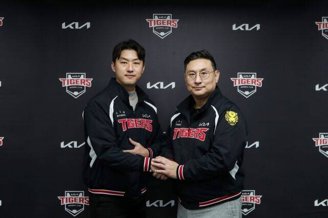 홍건희와 심재학 단장/KIA 타이거즈