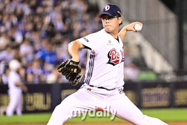 1일 서울 잠실야구장에서 열린 '2025 신한 SOL BANK KBO리그' 삼성 라이온즈와 두산 베어스 경기. 두산 이병헌이 8회초 1사 만루에 홍건희가 교체 후 마운드에 올라 힘차게 투구하고 있다./마이데일리