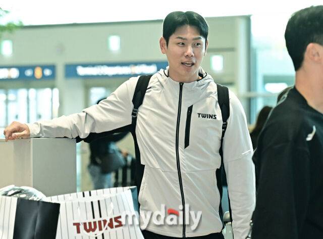 LG 트윈스 홍창기가 22일 인천국제공항을 통해 2026시즌 1차 스프링 캠프 참석 차 미국 애리조나로 출국했다./인천공항=한혁승 기자