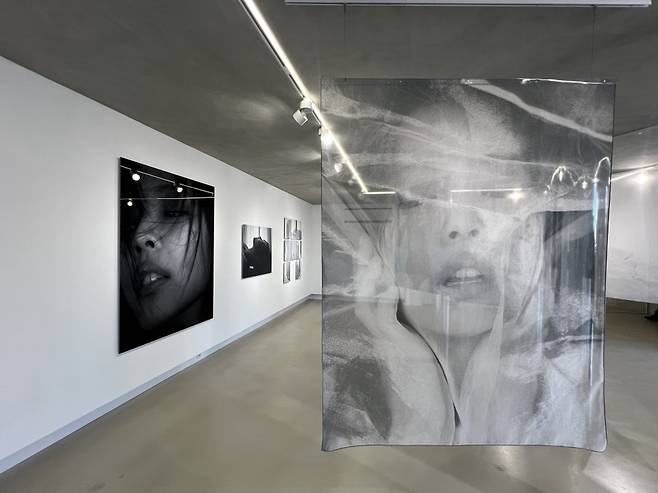 제니의 첫 사진전 ‘제니 포토 엑시비션 J2NNI5(JENNIE PHOTO EXHIBITION ’J2NNI)’/고승희 기자