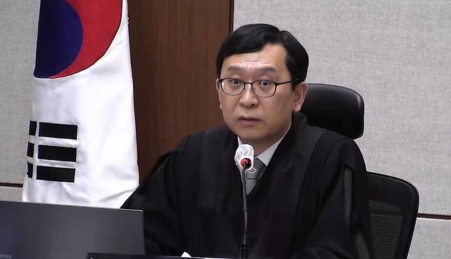 21일 서울중앙지법에서 열린 한덕수 전 국무총리의 내란 중요임무 종사 혐의 1심 선고 공판에서 이진관 부장판사가 발언하고 있다. [연합]