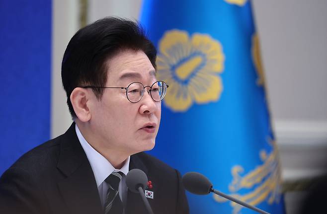 이재명 대통령이 21일 청와대 영빈관에서 열린 신년기자회견에서 발언하고 있다. [연합]