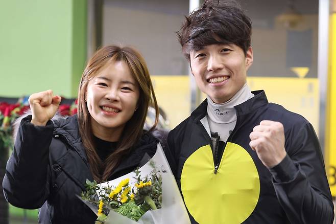 김혜선 조교사와 마필 ‘그랑크뤼’에 직접 기승해 김 조교사와 승리를 합작한 남편 박재이 기수