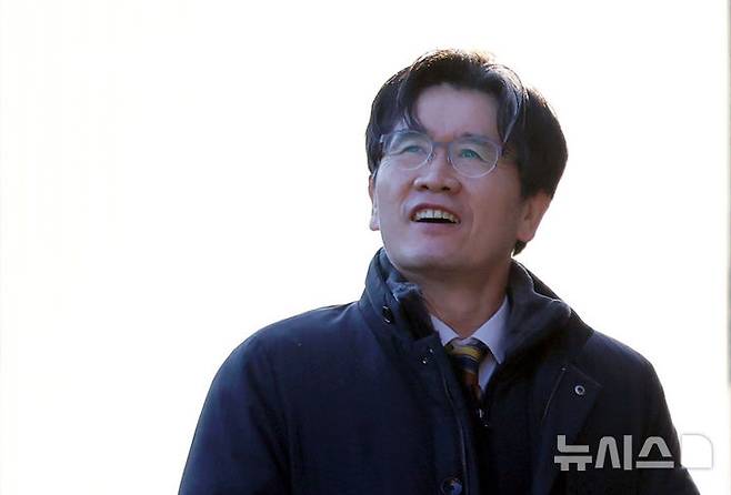 [과천=뉴시스] 홍효식 기자 = 오동운 고위공직자범죄수사처(공수처) 처장이 22일 오전 경기 과천시 정부과천청사 공수처로 출근하고 있다.이날은 국회 위증 혐의 수사를 지연시킨 혐의로 기소된 오동운 공수처장의 첫 재판이 열린다. 2026.01.22. yesphoto@newsis.com