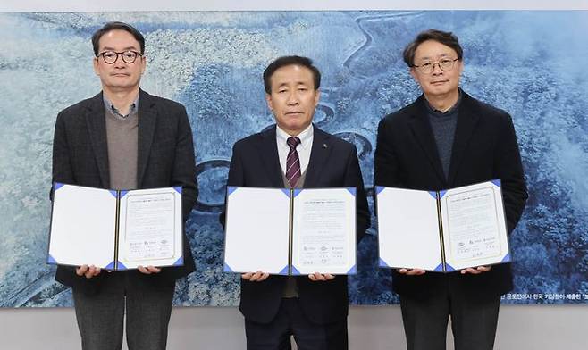 김문근(가운데) 단양군수가 성신양회 한일시멘트 측과 수도권 생활쓰레기 반입 금지 업무협약을 하고 있다. *재판매 및 DB 금지