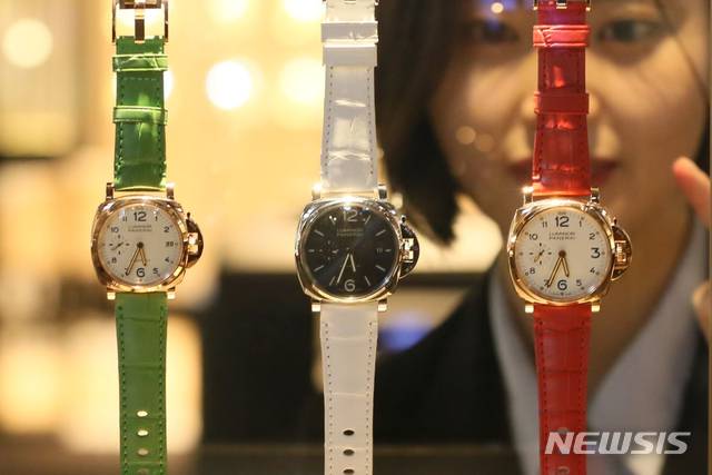 [서울=뉴시스] 서울 강남구 압구정동 갤러리아명품관 파네라이 매장에서 관계자가 이탈리아 국기를 상징하는 시계 스트랩(그린·화이트·레드)를 소개하고 있다. 2019.04.14. (사진=갤러리아명품관 제공) photo@newsis.com