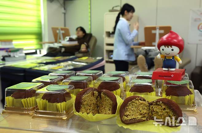 [인천=뉴시스] 전진환 기자 = 20일 오전 인천 연수구 대한적십자사 인천혈액원내 헌혈의 집에 전혈·혈소판 헌혈자에게 증정할 '두쫀쿠(두바이쫀득쿠키)'가 놓여 있다. 겨울방학과 독감 유행으로 헌혈이 감소하는 가운데 대한적십자사 인천혈액원은 헌혈자의 만족도를 높이기 위해 이번 행사를 마련했다고 설명했다.  2026.01.20. amin2@newsis.com