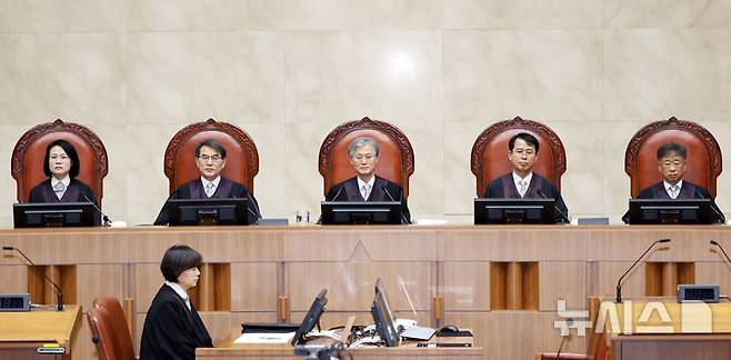 [서울=뉴시스] 이영환 기자 = 조희대(가운데) 대법원장과 대법관들이 22일 오후 서울 서초구 대법원 대법정에서 열린 전원합의체 선고에 참석하고 있다.이날 전원합의체는 5·18민주화운동 당시 계엄군에게 폭행을 당했거나 불법 구금돼 구타를 당한 뒤 숨진 이들의 유가족 15명이 국가를 상대로 제기한 손해배상 청구 소송의 상고심 판결 등을 선고한다. 2026.01.22. 20hwan@newsis.com