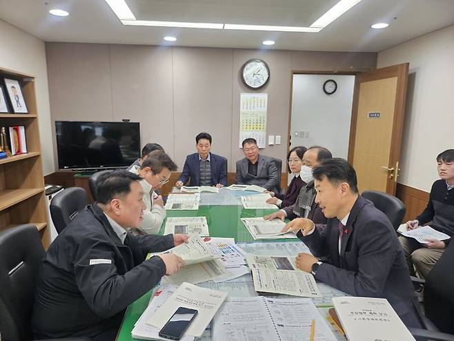 [천안=뉴시스] 이종택 충남 천안시 전략산업국장(오른쪽)이 충남도 관계자들에게 시 주요 현안사업에 대한 협조를 요청했다. (사진=천안시 제공) 2026.01.22. photo@newsis.com *재판매 및 DB 금지