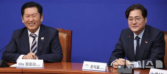 [서울=뉴시스] 조성봉 기자 = 홍익표 대통령비서실 정무수석이 21일 오후 서울 여의도 국회에서 정청래 더불어민주당 대표를 예방하며 인사말을 하고 있다. 2026.01.21. suncho21@newsis.com