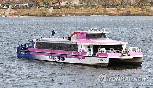 항로 이탈로 강바닥에 걸려 멈춰선 한강버스 [ 연합뉴스 제공 ]