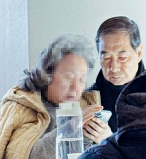 돈가스 가게에서 포착된 한 전 총리 부부. 최항 작가 페이스북 캡처