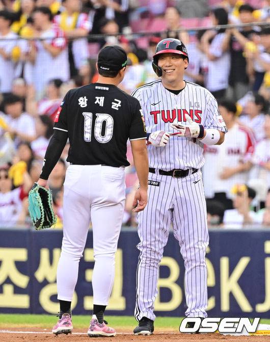 [OSEN=잠실, 박준형 기자] 30일 오후 서울 잠실구장에서 ‘2025 신한 SOL BANK KBO리그’ LG 트윈스와 KT 위즈의 경기가 진행됐다.이날 LG는 손주영(8승 6패)을 KT는 패트릭(0승 0패)을 선발투수로 내세웠다. 1회말 LG 김현수가 안타를 날린뒤 KT 황재균의 축하를 받고 있다. 김현수는 이 안타로 KBO 통산 3번째 16시즌 연속 100안타를 달성했다.   2025.07.30  / soul1014@osen.co.kr