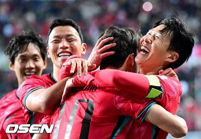 [OSEN=대전, 최규한 기자] 1년 8개월 만에 대표팀으로 돌아온 조규성이 골맛을 봤다. 손흥민도 프리킥 득점으로 한국을 승리로 이끌었다.홍명보 감독이 이끄는 한국축구대표팀(FIFA 랭킹 22위)은 14일&nbsp;대전월드컵경기장에서 볼리비아(76위)와 11월 A매치 1차전을 치러 2-0으로 승리했다.&nbsp;후반 한국 손흥민이 프리킥 선제골을 작렬시킨 뒤 동료들과 기뻐하고 있다. 2025.11.14 / dreamer@osen.co.kr