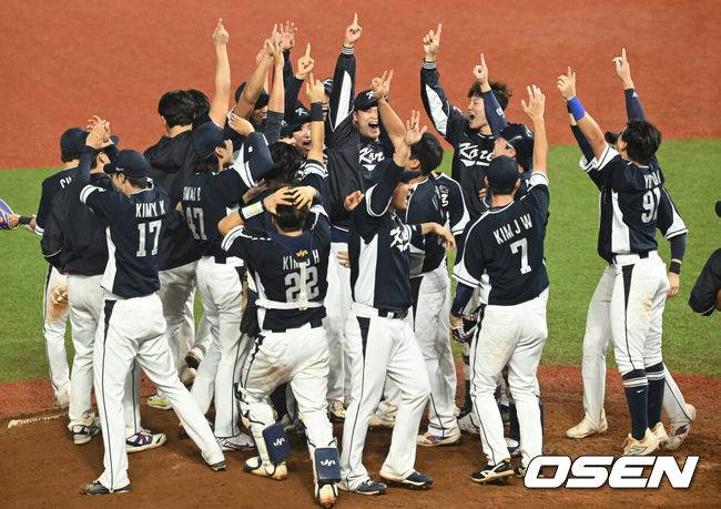 [OSEN=사오싱(중국), 김성락 기자] 류중일 감독이 이끄는 한국 야구 대표팀이 4회 연속 우승을 차지했다.&nbsp;한국은 7일(이하 한국시간) 중국 저장성 사오싱 야구장에서 열린 2022 항저우 아시안게임 야구 결승전에서 대만을 2-0으로 눌렀다. 이로써 지난 2일 대만과의 B조 예선 2차전 0-4 완패를 설욕하며 금메달을 목에 걸었다.&nbsp;승리가 확정된 순간 대한민국 선수들이 기쁨을 나누고 있다. 2023.10.07 /ksl0919@osen.co.kr2023.10.07 /ksl0919@osen.co.kr