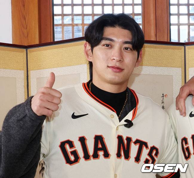 [OSEN=이대선 기자] 6일 서울 종로구 클래식고택 디토에서 미국 프로야구 메이저리그 베이스볼(MLB) 샌프란시스코 자이언츠 한국 방문 미디어데이가 열렸다. 이날 한국 문화 체험 행사에 샌프란시스코 자이언츠 이정후, 토니 비텔로 감독, 윌리 아다메스가 참석했다.이정후,가 포토타임을 가지고 있다. 2026.01.06 /sunday@osen.co.kr