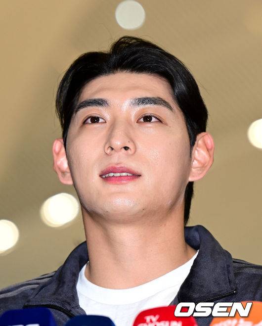 [OSEN=인천공항, 최규한 기자] 미국 메이저리그 샌프란시스코 자이언츠 이정후가 2026 시즌을 위해 21일 오후 인천공항을 통해 미국으로 출국했다.이정후는 LA에서 개인 훈련을 진행한 뒤 팀 스프링캠프가 열리는 애리조나주 스코츠데일로 이동할 계획이다.이정후가 출국을 앞두고 취재진과 인터뷰 시간을 갖고 있다. 2026.01.21 / dreamer@osen.co.kr