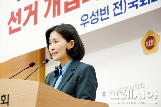 ▲우성빈 전 국회의장실 정책비서관은 21일 부산시의회에서 기자회견을 열고 특정 종교단체의 선거 개입 의혹을 제기했다.ⓒ프레시안(강지원)