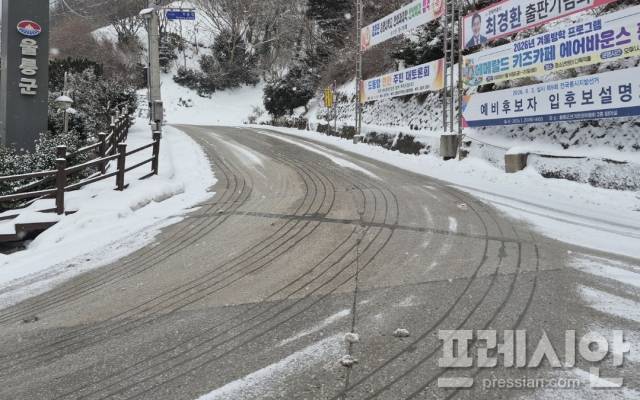 ▲멈추지 않는 폭설에도 울릉읍의 도동 삼거리는 끄떡없다. 급경사 구간 도로 아래 숨겨진 '스노우멜팅 시스템'이 열기를 뿜으면서 실시간으로 눈을 녹여내고 있다. ⓒ프레시안