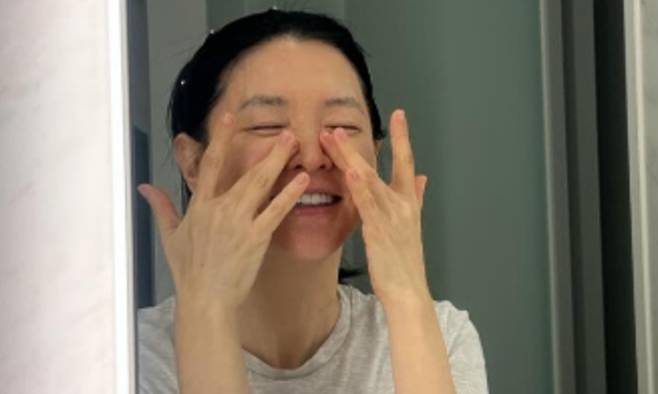 배우 이영애가 양손으로 얼굴을 마사지하며 스킨케어를 하는 모습. 이영애 인스타그램 캡처