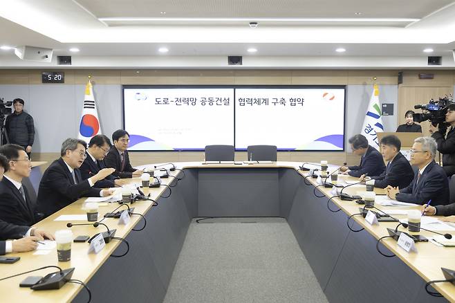 22일 경기도청에서 열린 ‘도로·전력망 공동건설 협력체계 구축 협약식’. 김동연 경기도지사(앞줄 왼쪽 두 번째)와 김동철 한국전력공사 사장(앞줄 오른쪽 첫 번째)이 의견을 나누고 있다. 경기도 제공