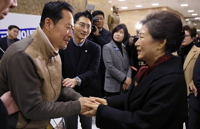 통일교·공천헌금 ‘쌍특검’ 수용을 요구하며 8일째 단식 농성 중인 장동혁 국민의힘 대표가 22일 국회 로텐더홀 단식 농성장을 찾은 박근혜 전 대통령과 악수하고 있다. 2026.1.22 공동취재