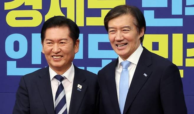 정청래 조국 - 정청래 더불어민주당 대표가 26일 국회에서 조국혁신당 조국 대표를 접견해 악수하고 있다. 2025.11.26 안주영 전문기자