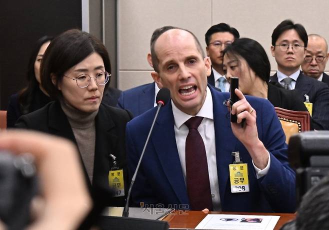 30일 국회에서 열린 쿠팡 침해사고 및 개인정보 유출, 불공정 거래, 노동환경 실태 파악과 재발 방지 대책 마련을 위한 청문회에서 해롤드 로저스 쿠팡 대표이사가 최민희 과학기술정보방송통신위원회 위원장의 동시통역기 착용 요구에 답변하고 있다. 2025.12.30안주영 전문기자