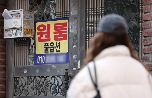 서울의 한 대학가 인근 게시판에 원룸 세입자를 구하는 안내문이 붙어 있다. 뉴스1