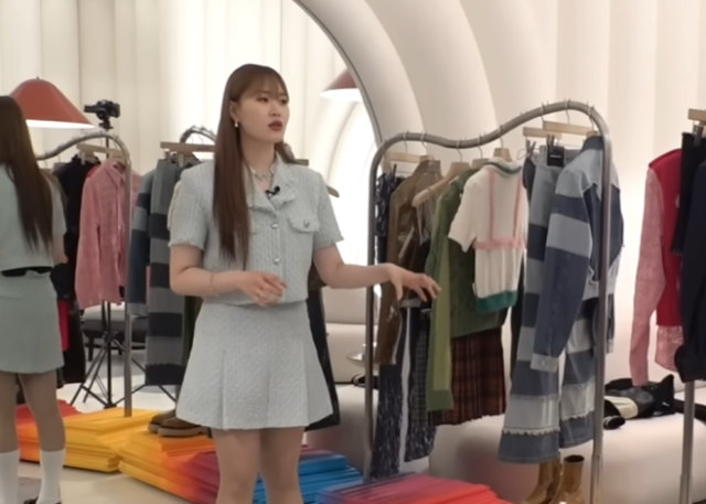 개그우먼 엄지윤이 백화점 VIP 혜택 중 '스타일링 클래스'를 체험하고 있다. 유튜브 채널 'ootb STUDIO' 갈무리