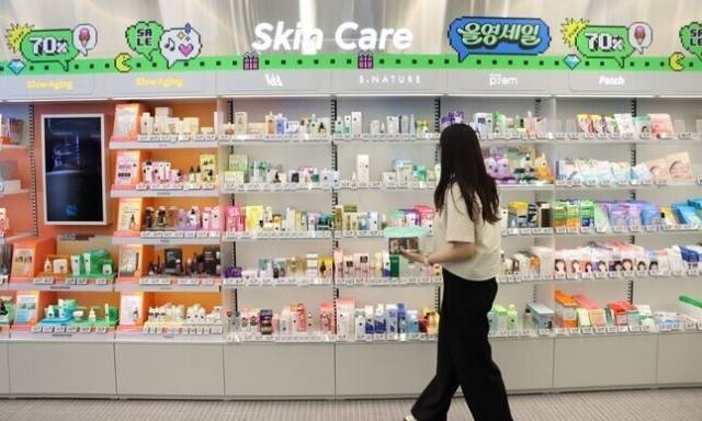 한국 뷰티 브랜드의 다양한 제품들이 매대에 진열돼 있다. CJ올리브영 제공