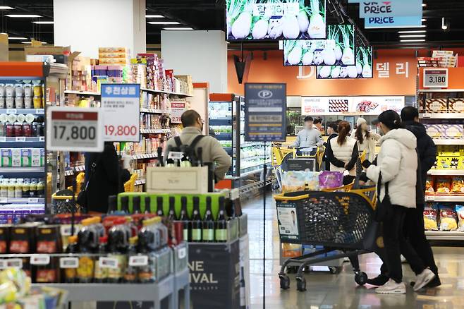 지난 18일 서울 강동구 이마트 푸트마켓 고덕점에서 시민들이 장을 보고 있다. ⓒ연합뉴스