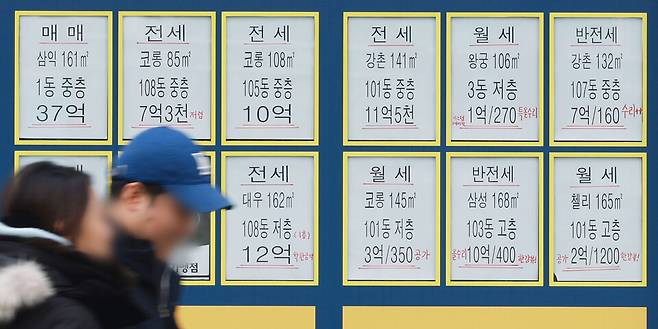 정부가 이달 말 추가 주택 공급 대책을 예고한 가운데, 주택시장에서는 대책에 대한 기대감보다는 불신이 퍼지는 분위기다. 사진은 서울 시내 한 부동산 중개업소의 모습 ⓒ 연합뉴스