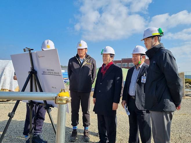 조규일 진주시장이 시설현대화를 추진 중인 '노후정수장 정비사업' 현장을 찾아 점검하고 있다. ⓒ진주시 제공