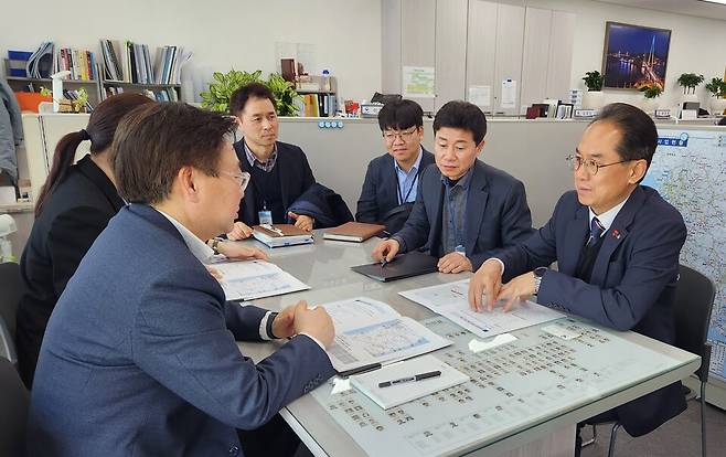 영주시는 지난 19일 국토부를 방문해 중부권 동서횡단철도 국가계획 반영을 촉구했다. ⓒ영주시 제공