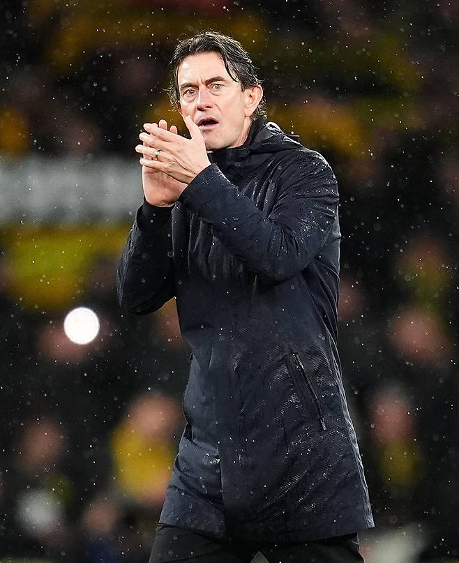 토트넘의 토마스 프랑크 감독이 21일(한국시간) 런던 토트넘 홋스퍼 스타디움서 열린 도르트문트와 UCL 리그페이즈 홈경기 도중 박수를 치며 선수들을 독려하고 있다. 런던｜AP뉴시스