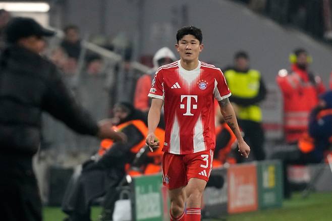 바이에른 뮌헨 김민재가 22일(한국시간) 위니옹 생질루아즈와 홈경기 도중 두 번째 경고를 받아 퇴장당하고 있다. 뮌헨｜AP뉴시스