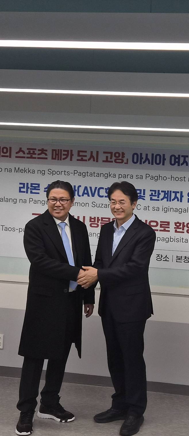 사진 왼쪽 라몬 수자라(RAMON SUZARA) 아시아배구연맹 회장, 오른쪽 이동환 고양특례시장