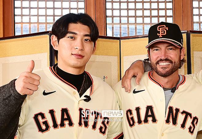 ▲ 이정후(왼쪽), 토니 바이텔로 감독.&nbsp;이정후는 21일 미국으로 출국한 뒤 22일 LA 공항에서 잠시 억류됐다. 한국에 일부 입국 서류를 놓고 온 것이 이유라 알려졌다. 다행히 관련 당국들의 협력으로 1시간 만에 풀려났다.&nbsp;ⓒ곽혜미 기자