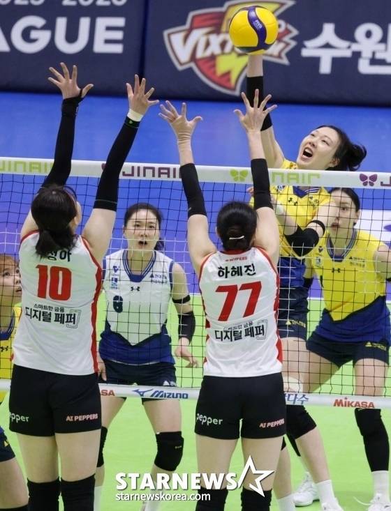 박정아(가장 왼쪽)가 양효진(가장 오른쪽)의 공격을 블로킹하고 있다. /사진=김진경 대기자