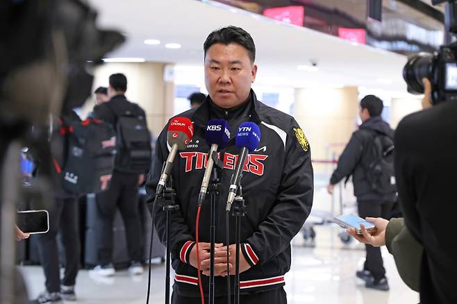 이범호 KIA 타이거즈 감독이 22일 김포국제공항을 통해 일본 아마미오시마로 출국하기에 앞서 인터뷰에 임하고 있다. /사진=KIA 타이거즈 제공