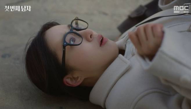 함은정, 간판 추락 사고당할 뻔…윤선우가 구했다 '아찔' ('첫번째남자') [종합]