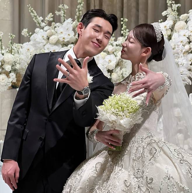 죽여버린다 살해 위협까지…'새신랑' 송민규 FC서울 이적→7살 연상 아내, 악성 DM에 심경 토로