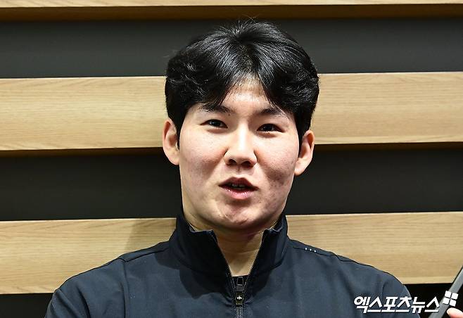 프로야구 NC 다이노스 이호준 감독과 박민우가 2026 스프링캠프를 위해 21일 오후 인천국제공항을 통해 미국으로 출국했다.   NC 박민우가 출국장에서 취재진과 인터뷰를 하고 있다. 인천공항, 박지영 기자