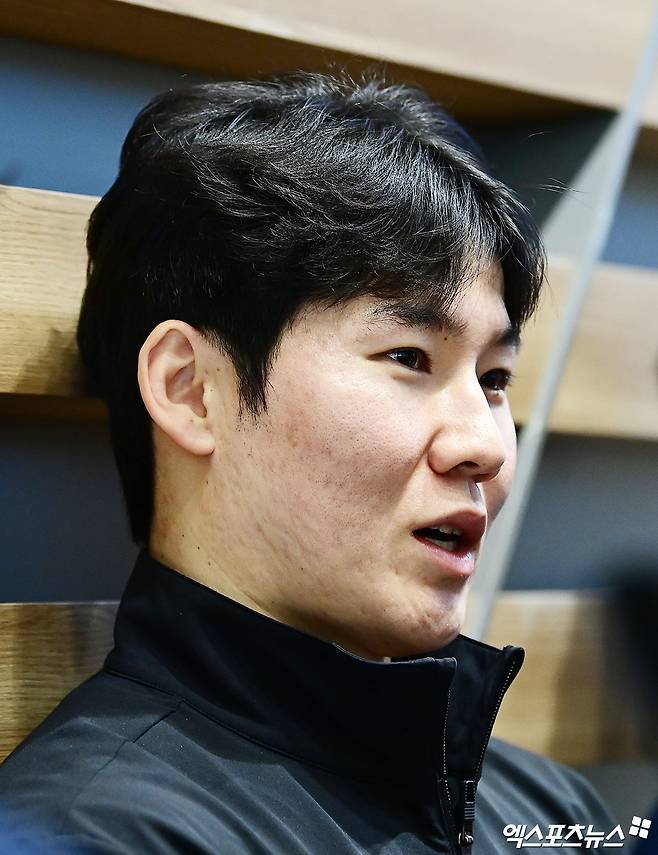 프로야구 NC 다이노스 이호준 감독과 박민우가 2026 스프링캠프를 위해 21일 오후 인천국제공항을 통해 미국으로 출국했다.   NC 박민우가 출국장에서 취재진과 인터뷰를 하고 있다. 인천공항, 박지영 기자