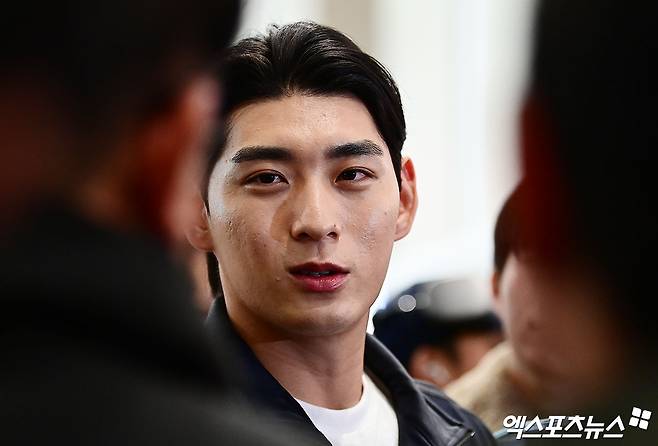 미국 프로야구 메이저리그(MLB) 샌프란시스코 자이언츠 이정후가 21일 오후 인천국제공항을 통해 미국으로 출국했다.   이정후가 출국장에서 취재진과 인터뷰를 하고 있다. 인천공항, 박지영 기자