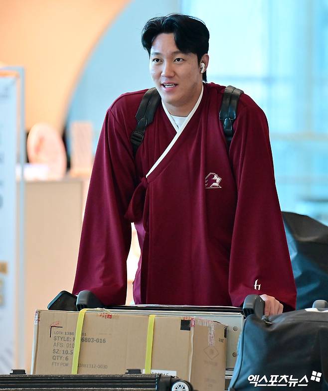 수술 후 재활 중인 키움 히어로즈 에이스 안우진이 22일 인천국제공항을 통해 대만으로 출국했다. 사진 김한준 기자