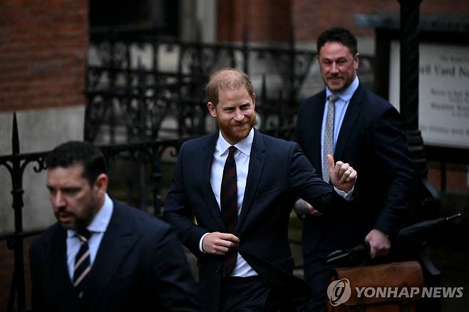 21일 법원을 나서며 인사하는 해리 왕자 [AFP 연합뉴스. 재판매 및 DB 금지]