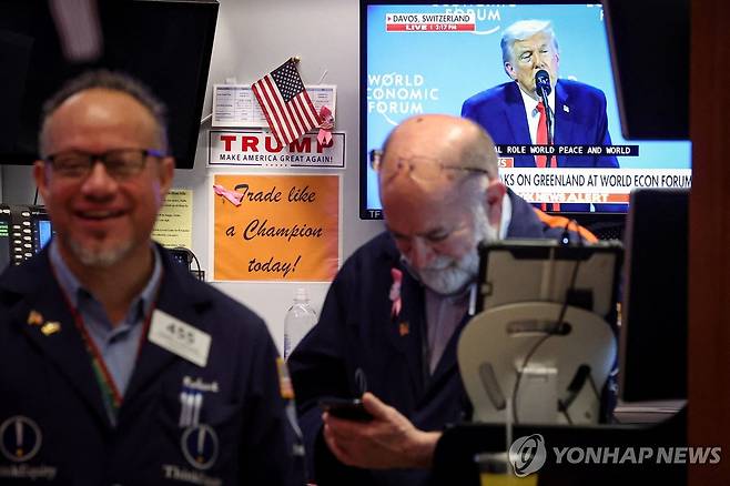 뉴욕증권거래소의 트레이더 [뉴욕 로이터=연합뉴스. 재판매 및 DB 금지]