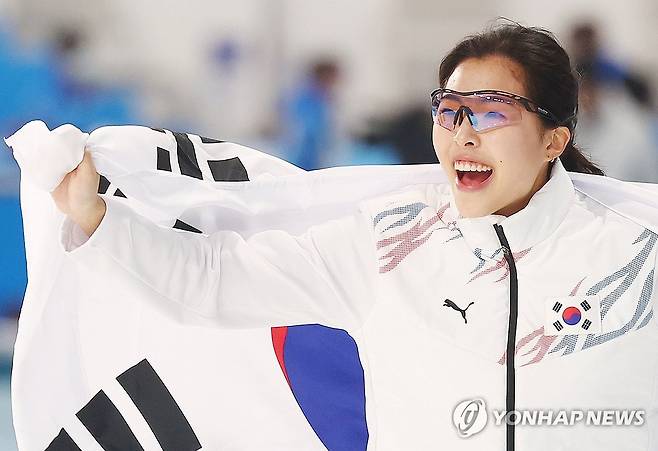 빙속 1,000m 동메달, 이나현의 미소 (하얼빈=연합뉴스) 서대연 기자 = 이나현이 11일 중국 하얼빈 헤이룽장 빙상훈련센터 스피드스케이팅 오벌에서 열린 하얼빈 동계아시안게임(AG) 스피드스케이팅 여자 1000m에서 동메달을 획득한 뒤 태극기를 들고 링크를 돌며 미소 짓고 있다. 이나현은 이날 경기에서 1분 16초 39를 기록해 동메달을 추가했다. 2025.2.11 dwise@yna.co.kr